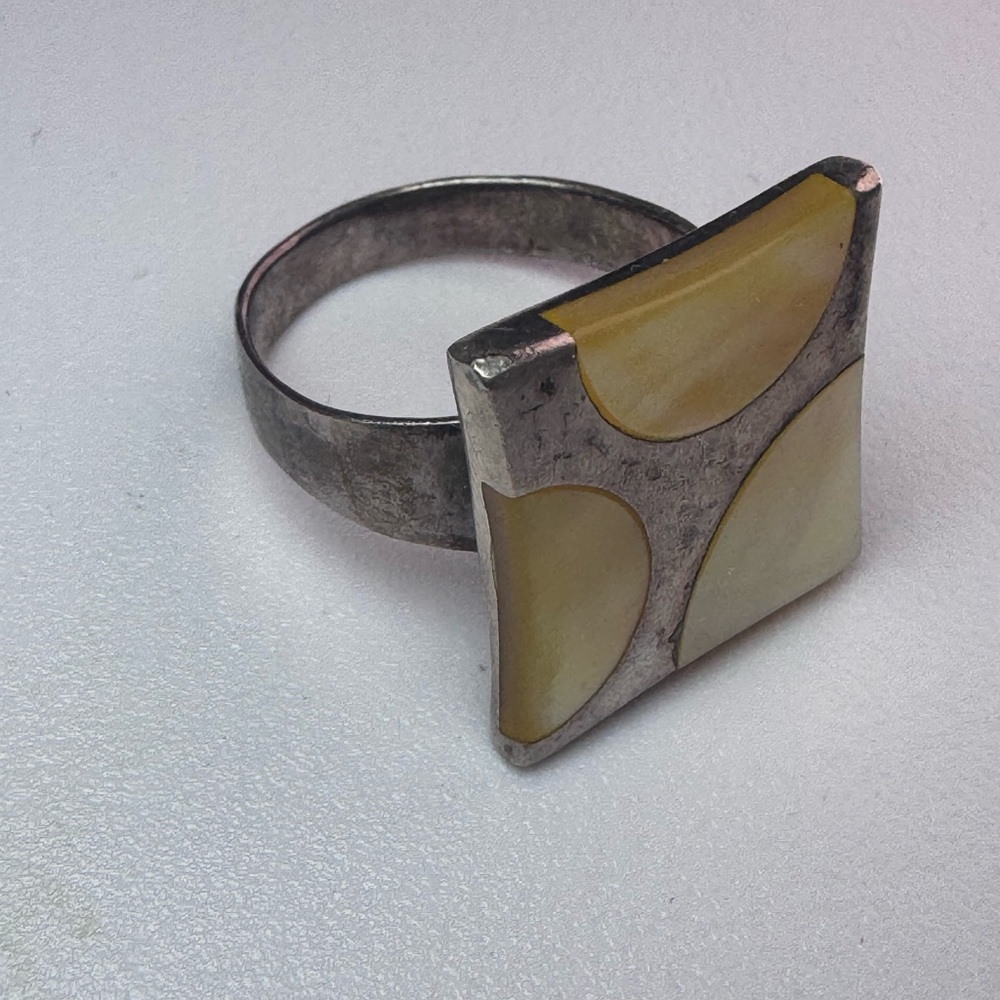 Sterling Silver Rind with MOP Inlay size 9 - Picture 2 of 12
